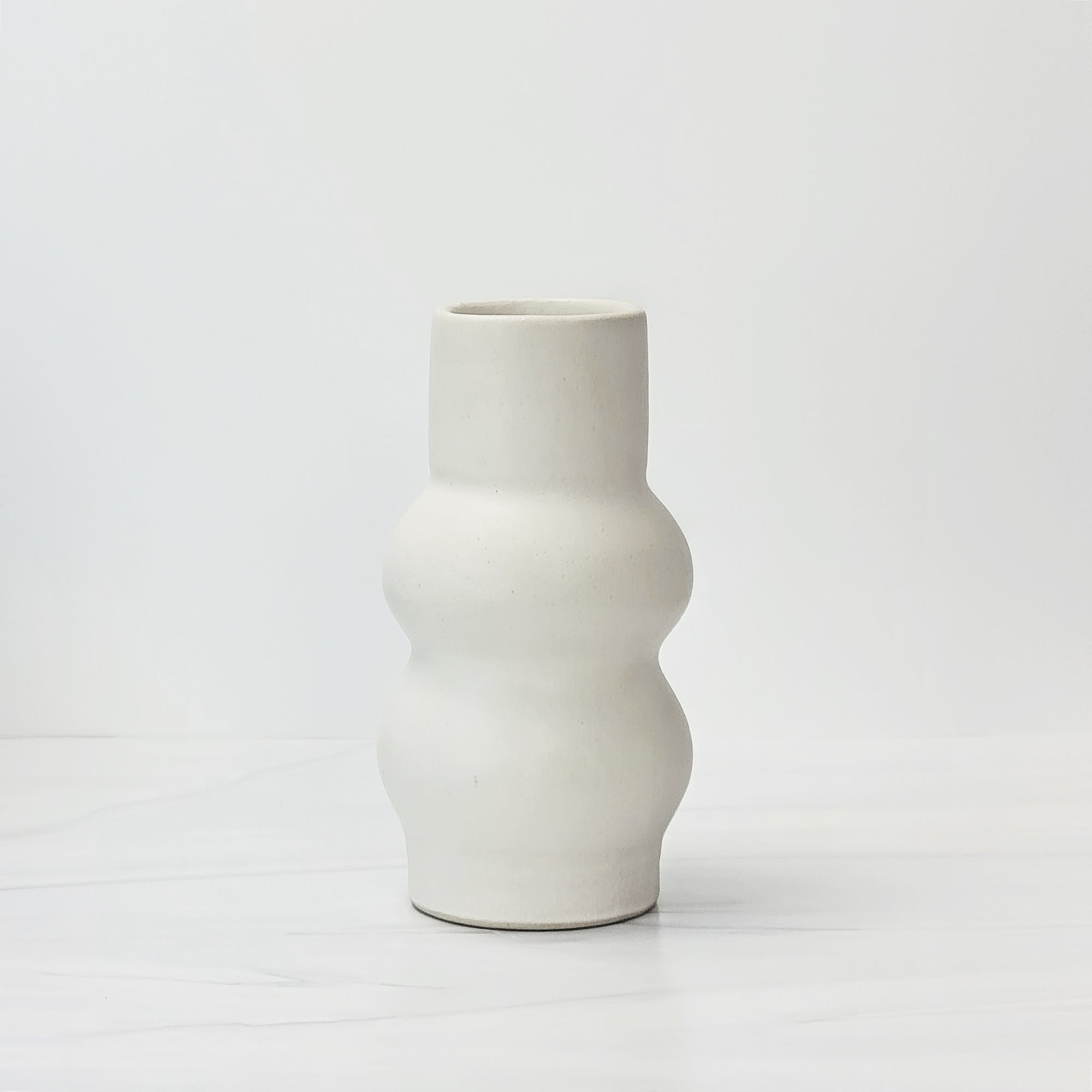 fenne II ivory curvy ceramic vase