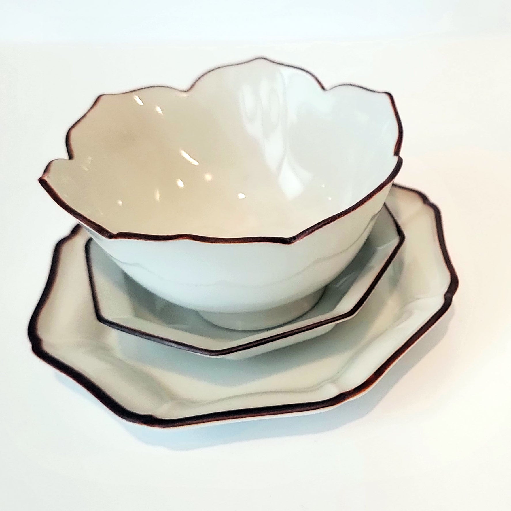 fleur-shaped Kikyo Kobachi Kutani-yaki bowl stacked on other plates