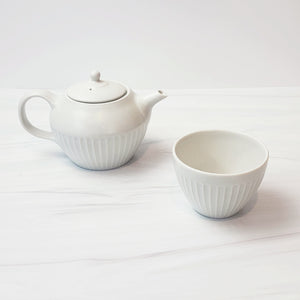 kanon japanese porcelain teapot and cup